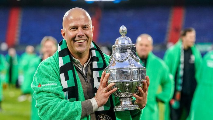 ROTTERDAM, NETHERLANDS - APRIL 21: Head Coach Arne Slot of Feyenoord with the TOTO KNVB Cup trophy during the TOTO KNVB Cup final match between Feyenoord and NEC at Stadion Feyenoord on April 21, 2024 in Rotterdam, Netherlands. (Photo by Andre Weening/BSR Agency/Getty Images)