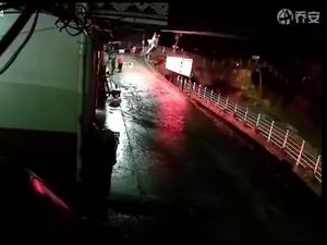 Detik-detik Jembatan Roboh Akibat Hujan Deras di Guangdong China