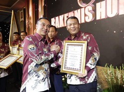 Bidhumas Polda Jatim Sabet 2 Penghargaan pada Rakernis Humas Polri