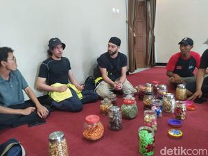 2 Bule Nyasar ke Halalbilahal, Kesengsem Magelang Sampai Batalkan ke Bromo 2 Bule Nyasar ke Halalbilahal, Kesengsem Magelang Sampai Batalkan ke Bromo