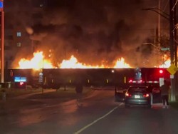 Ngeri! Penampakan Kereta Terbakar Hebat di Tengah Kota Ontario Kanada