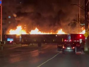 Ngeri! Penampakan Kereta Terbakar Hebat di Tengah Kota Ontario Kanada Ngeri! Penampakan Kereta Terbakar Hebat di Tengah Kota Ontario Kanada