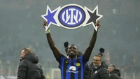 Inter pun berhak atas trofi Liga Italia ke-20 mereka sepanjang sejarah. Si Ular kini bisa menyematkan 2 bintang emas di atas logo mereka.  
