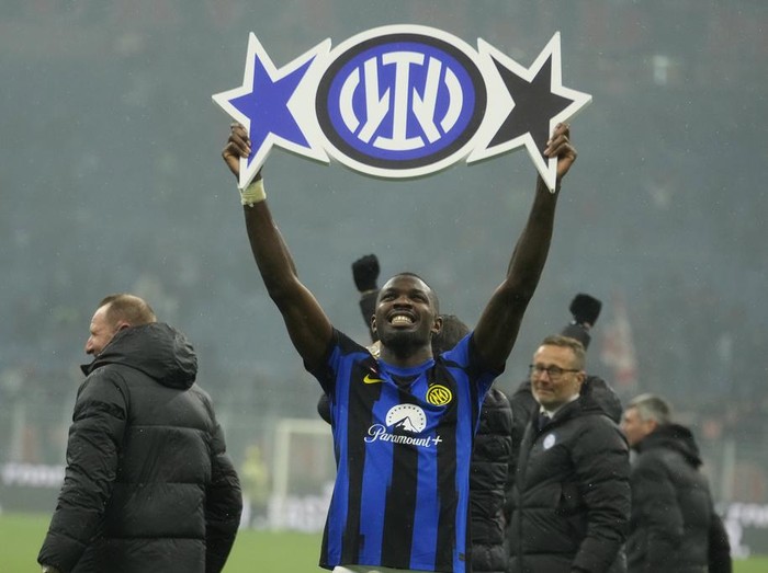 Inter Milan memastikan diri juara Serie A musim ini berkat kemenangan 2-1 atas AC Milan di San Siro, Selasa (23/3/2024) dini hari WIB. Gol Francesco Acerbi dan Marcus Thuram cuma mampu dibalas sekali oleh Milan lewat Fikayo Tomori.