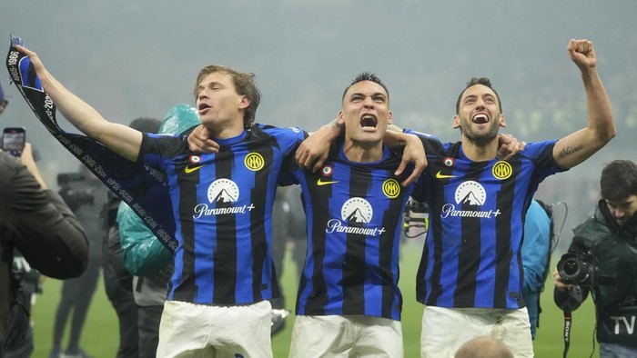 Inter Milan memastikan diri juara Serie A musim ini berkat kemenangan 2-1 atas AC Milan di San Siro, Selasa (23/3/2024) dini hari WIB. Gol Francesco Acerbi dan Marcus Thuram cuma mampu dibalas sekali oleh Milan lewat Fikayo Tomori.