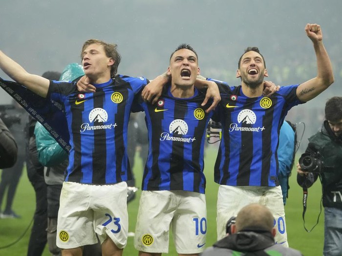Inter Milan memastikan diri juara Serie A musim ini berkat kemenangan 2-1 atas AC Milan di San Siro, Selasa (23/3/2024) dini hari WIB. Gol Francesco Acerbi dan Marcus Thuram cuma mampu dibalas sekali oleh Milan lewat Fikayo Tomori.