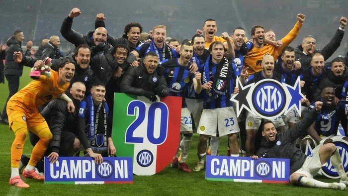 Inter Milan memastikan diri juara Serie A musim ini berkat kemenangan 2-1 atas AC Milan di San Siro, Selasa (23/3/2024) dini hari WIB. Gol Francesco Acerbi dan Marcus Thuram cuma mampu dibalas sekali oleh Milan lewat Fikayo Tomori.