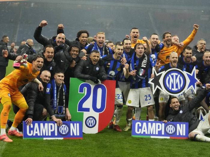 Inter Milan memastikan diri juara Serie A musim ini berkat kemenangan 2-1 atas AC Milan di San Siro, Selasa (23/3/2024) dini hari WIB. Gol Francesco Acerbi dan Marcus Thuram cuma mampu dibalas sekali oleh Milan lewat Fikayo Tomori.