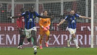 Inter Milan memastikan diri juara Serie A musim ini berkat kemenangan 2-1 atas AC Milan di San Siro, Selasa (23/3/2024) dini hari WIB. Gol Francesco Acerbi dan Marcus Thuram cuma mampu dibalas sekali oleh Milan lewat Fikayo Tomori.
