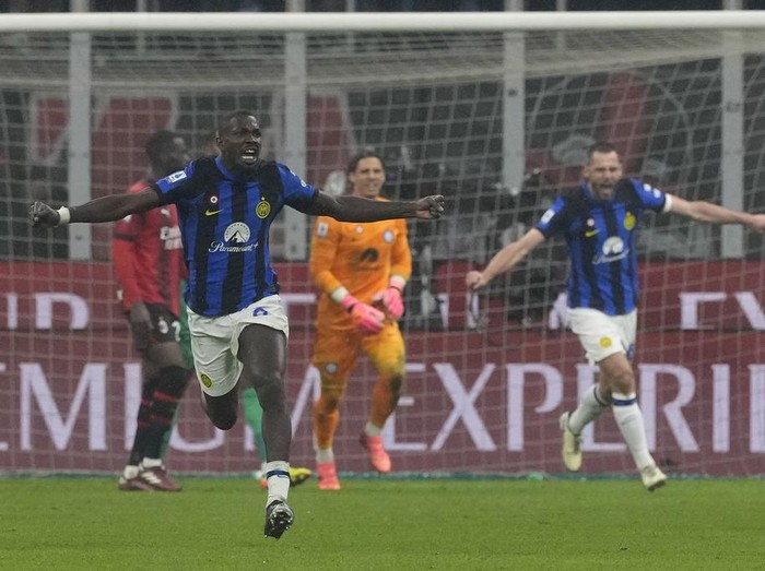 Inter Milan memastikan diri juara Serie A musim ini berkat kemenangan 2-1 atas AC Milan di San Siro, Selasa (23/3/2024) dini hari WIB. Gol Francesco Acerbi dan Marcus Thuram cuma mampu dibalas sekali oleh Milan lewat Fikayo Tomori.