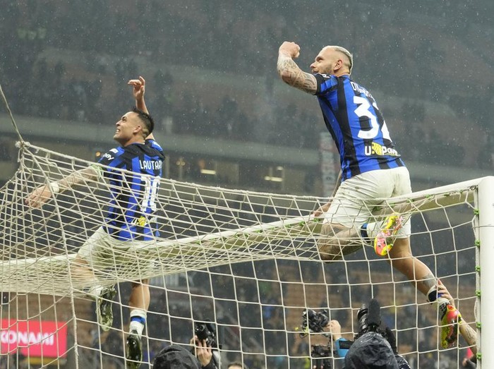 Inter Milan memastikan diri juara Serie A musim ini berkat kemenangan 2-1 atas AC Milan di San Siro, Selasa (23/3/2024) dini hari WIB. Gol Francesco Acerbi dan Marcus Thuram cuma mampu dibalas sekali oleh Milan lewat Fikayo Tomori.