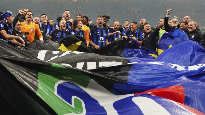 Inter Milan celebrates after winning the Serie A soccer match against AC Milan at the San Siro stadium in Milan, Italy, Monday, April 22, 2024. (Spada/LaPresse via AP)