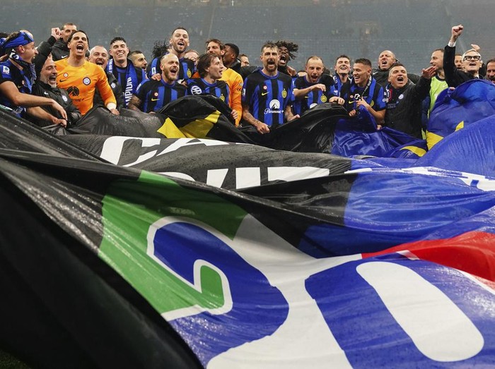 Inter Milan celebrates after winning the Serie A soccer match against AC Milan at the San Siro stadium in Milan, Italy, Monday, April 22, 2024. (Spada/LaPresse via AP)