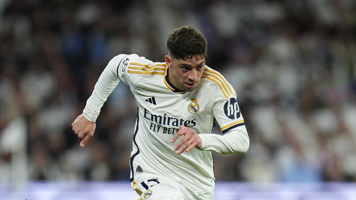 Federico Valverde Real Madrid's Federico Valverde runs with the ball during the Champions League quarterfinal first leg soccer match between Real Madrid and Manchester City at the Santiago Bernabeu stadium in Madrid, Spain, Tuesday, April 9, 2024. (AP Photo/Manu Fernandez)