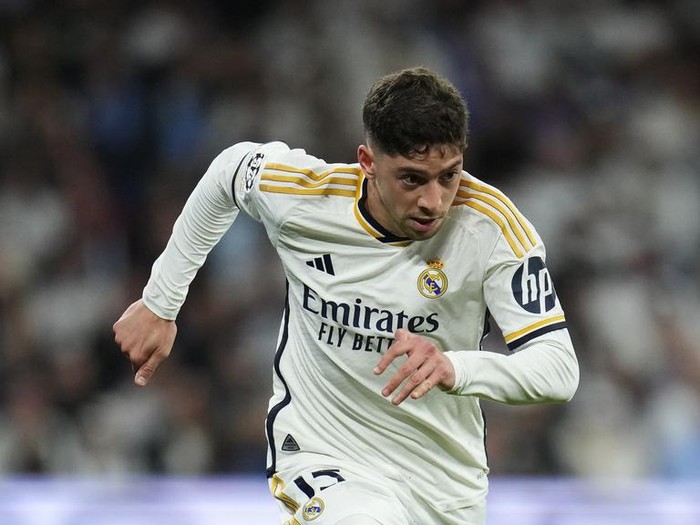 Real Madrid's Federico Valverde runs with the ball during the Champions League quarterfinal first leg soccer match between Real Madrid and Manchester City at the Santiago Bernabeu stadium in Madrid, Spain, Tuesday, April 9, 2024. (AP Photo/Manu Fernandez)