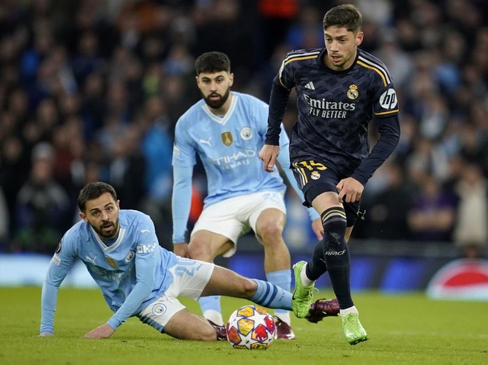 Real Madrid's Federico Valverde runs with the ball during the Champions League quarterfinal first leg soccer match between Real Madrid and Manchester City at the Santiago Bernabeu stadium in Madrid, Spain, Tuesday, April 9, 2024. (AP Photo/Manu Fernandez)