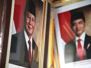 Foto Presiden-Wapres Terpilih Prabowo & Gibran Mulai Dijual di Pasar Baru Foto Presiden-Wapres Terpilih Prabowo & Gibran Mulai Dijual di Pasar Baru