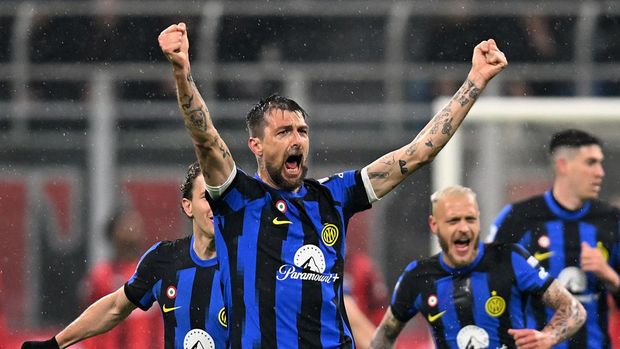 Soccer Football - Serie A - AC Milan v Inter Milan - San Siro, Milan, Italy - April 22, 2024 Inter Milan's Francesco Acerbi celebrates scoring their first goal REUTERS/Daniele Mascolo