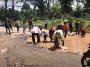 Aksi Protes Warga Lampung Ramai-ramai Tebar Lele di Kubangan Jalan Rusak