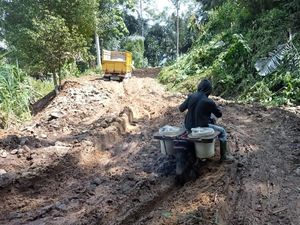 Miris! Jalan Penghubung 4 Desa di Cianjur Berlumpur, Sulit Ditembus