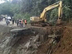 Jalan Trans Papua di Nabire Amblas, Alat Berat Turun Bikin Jalur Alternatif