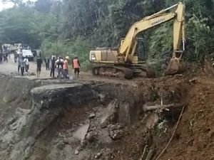 Jalan Trans Papua di Nabire Amblas, Alat Berat Turun Bikin Jalur Alternatif Jalan Trans Papua di Nabire Amblas, Alat Berat Turun Bikin Jalur Alternatif