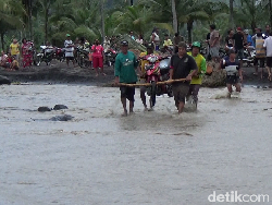 Jasa Panggul Motor Jadi Andalan Saat Jembatan di Lumajang Terputus