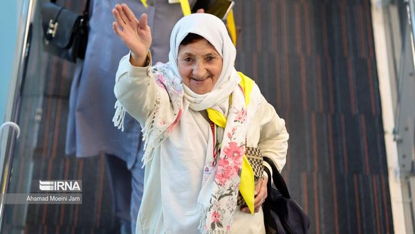 Perdana setelah 9 Tahun, Begini Potret Jemaah Umrah Iran Terbang ke Saudi