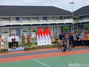 Jokowi Bagi 2 Sepeda ke Siswa SMK Mamuju Usai Tes Hafalan Pancasila Jokowi Bagi 2 Sepeda ke Siswa SMK Mamuju Usai Tes Hafalan Pancasila