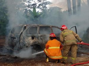 Mobil Warga di Bogor Terbakar Saat Jemput Anak Sekolah
