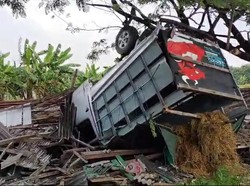 Pikap Muat Satu Keluarga Tabrak Median Jalan-Motor Lalu Terbalik di Lamongan