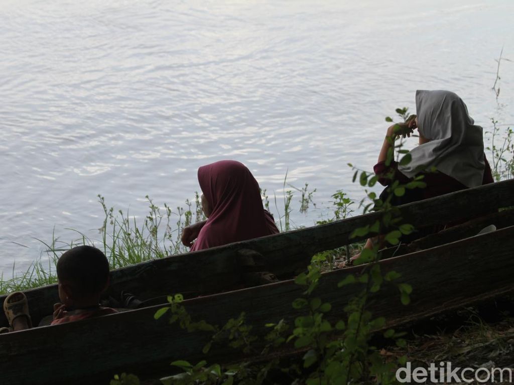 Duka Keluarga Menunggu Arif yang Hilang Tenggelam di Bengawan Solo Bojonegoro