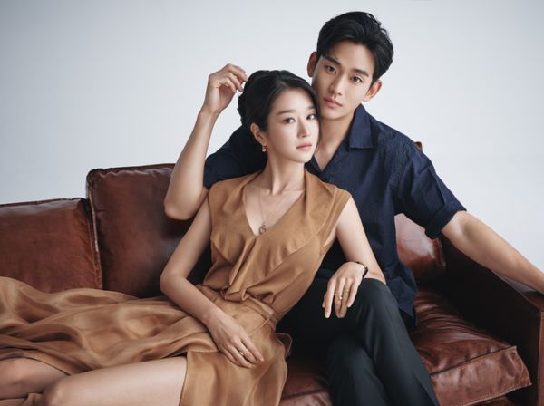 8 Foto Mesra Kim Soo Hyun dengan Lawan Mainnya, Seo Ye Ji Hingga Kim Ji Won