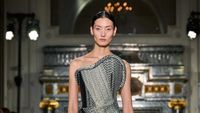 10 Koleksi Fall/Winter 2024 Victoria Beckham, Busana Eksperimental