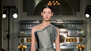 10 Koleksi Fall/Winter 2024 Victoria Beckham, Busana Eksperimental