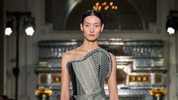 10 Koleksi Fall/Winter 2024 Victoria Beckham, Busana Eksperimental