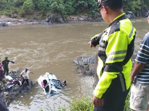 Mobil Bawa Sekeluarga Terjun ke Sungai di Madina