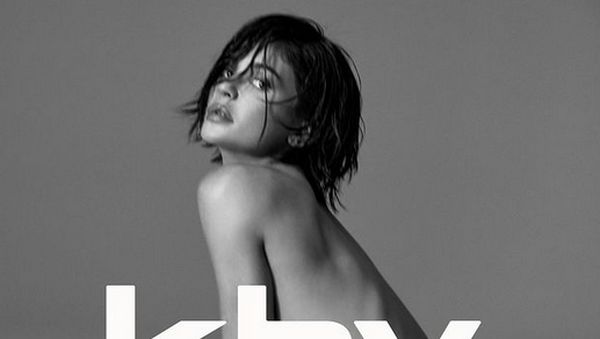 Foto Kylie Jenner Tampil Topless Saat Promosi Celana Jeans