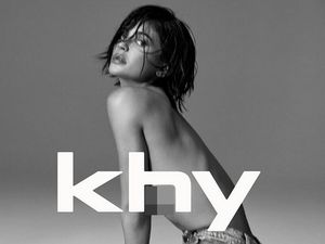 Foto Kylie Jenner Tampil Topless Saat Promosi Celana Jeans Foto Kylie Jenner Tampil Topless Saat Promosi Celana Jeans