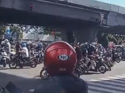 Pengantar Jenazah di Makassar Ribut dengan Pengendara gegara Serobot Jalan