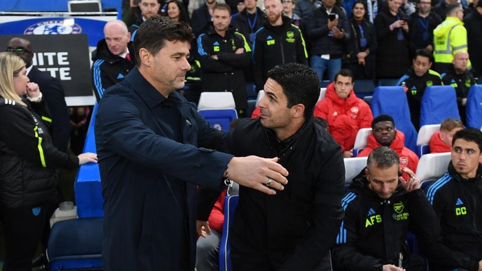 LONDON, ENGLAND - OCTOBER 21: Mauricio Pochettino, Manager of Chelsea, embraces Mikel Arteta, Manager of Arsenal prior to the the Premier League match between Chelsea FC and Arsenal FC at Stamford Bridge on October 21, 2023 in London, England. (Photo by Stuart MacFarlane/Arsenal FC via Getty Images)
