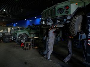 Mengintip Pabrik Kendaraan Lapis Baja Ukraina