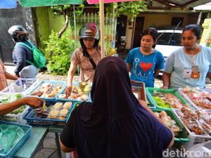Manisnya Omzet Pedagang di Kampung Kue Surabaya Lebihi UMK Manisnya Omzet Pedagang di Kampung Kue Surabaya Lebihi UMK