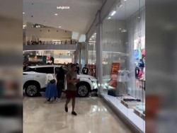 Heboh Bocah Nyetir Mobil Pameran Tabrak Tembok Mal di Jakut