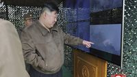 Momen Kim Jong Un Pantau Latihan Serangan Balik Nuklir