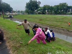 Apesnya Suparna Nyemplung Selokan gegara Belum Fasih Nyetir Motor Roda 3