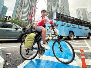 Driver Ojol Klaten Umrah Bersepeda, Ketemu Pengungsi Palestina di Yordania Driver Ojol Klaten Umrah Bersepeda, Ketemu Pengungsi Palestina di Yordania