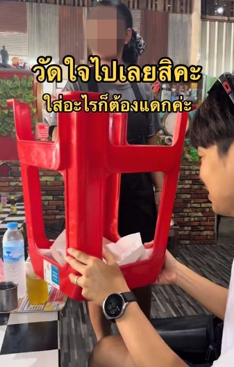 Ngakak! Restoran Ini Sajikan Makanan Pesanan Pembeli pakai Wadah Nyeleneh