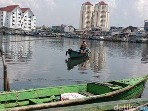 Hidup di Garis Kemiskinan, Manusia Sampan Kesulitan Cari Pelanggan Hidup di Garis Kemiskinan, Manusia Sampan Kesulitan Cari Pelanggan