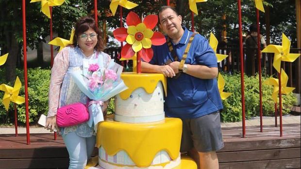 Pendeta Gilbert Lumiondong dan Istri